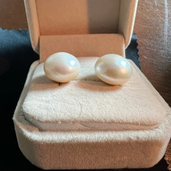 Elegant large 14mm Freshwater Pearl Stud Earrings. Gold setting. - Picture 2 of 4